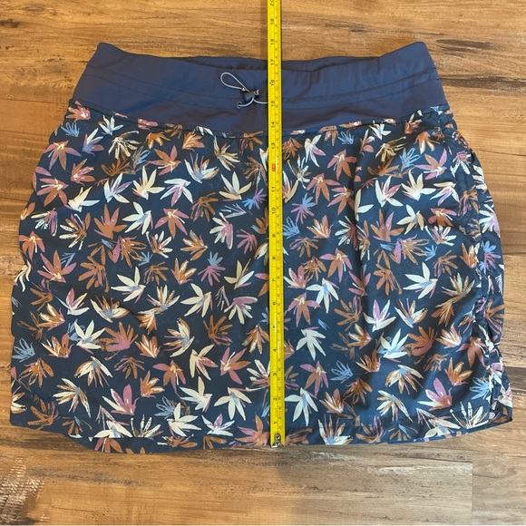Travis Mathew Women's Mini Skirt with Leaf Print - Picture 5 of 6